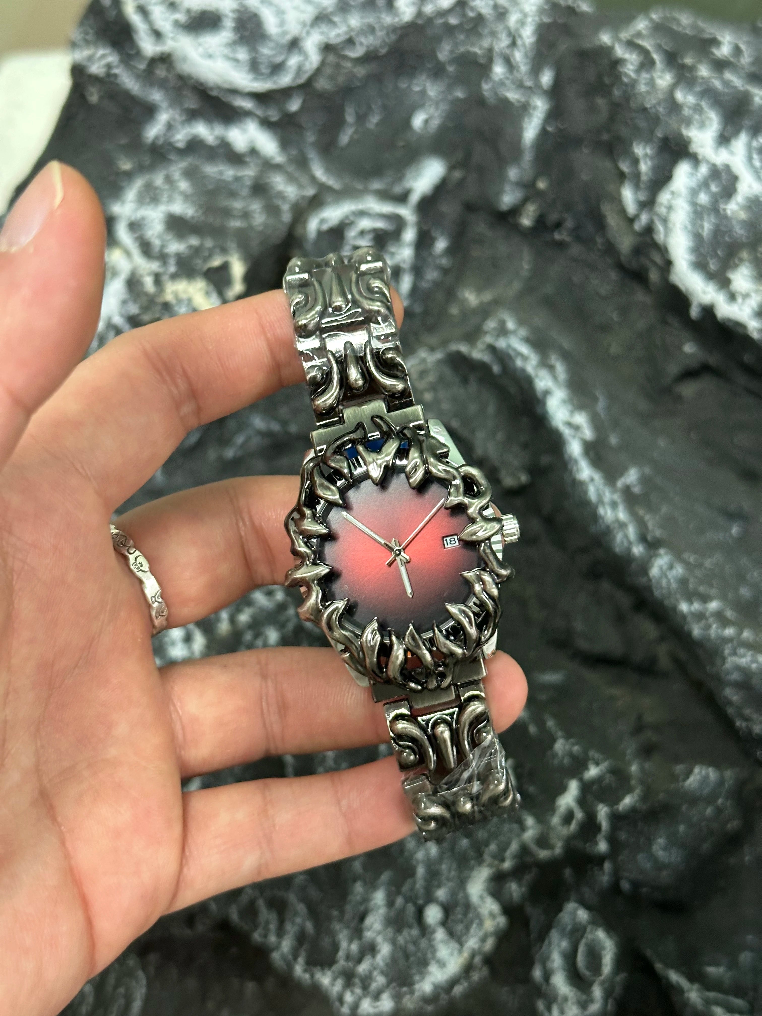 fashion heterosexual claw watch alabaster style retro Y2K European American watches special shaped advanced ins niche watches - Sun Studio